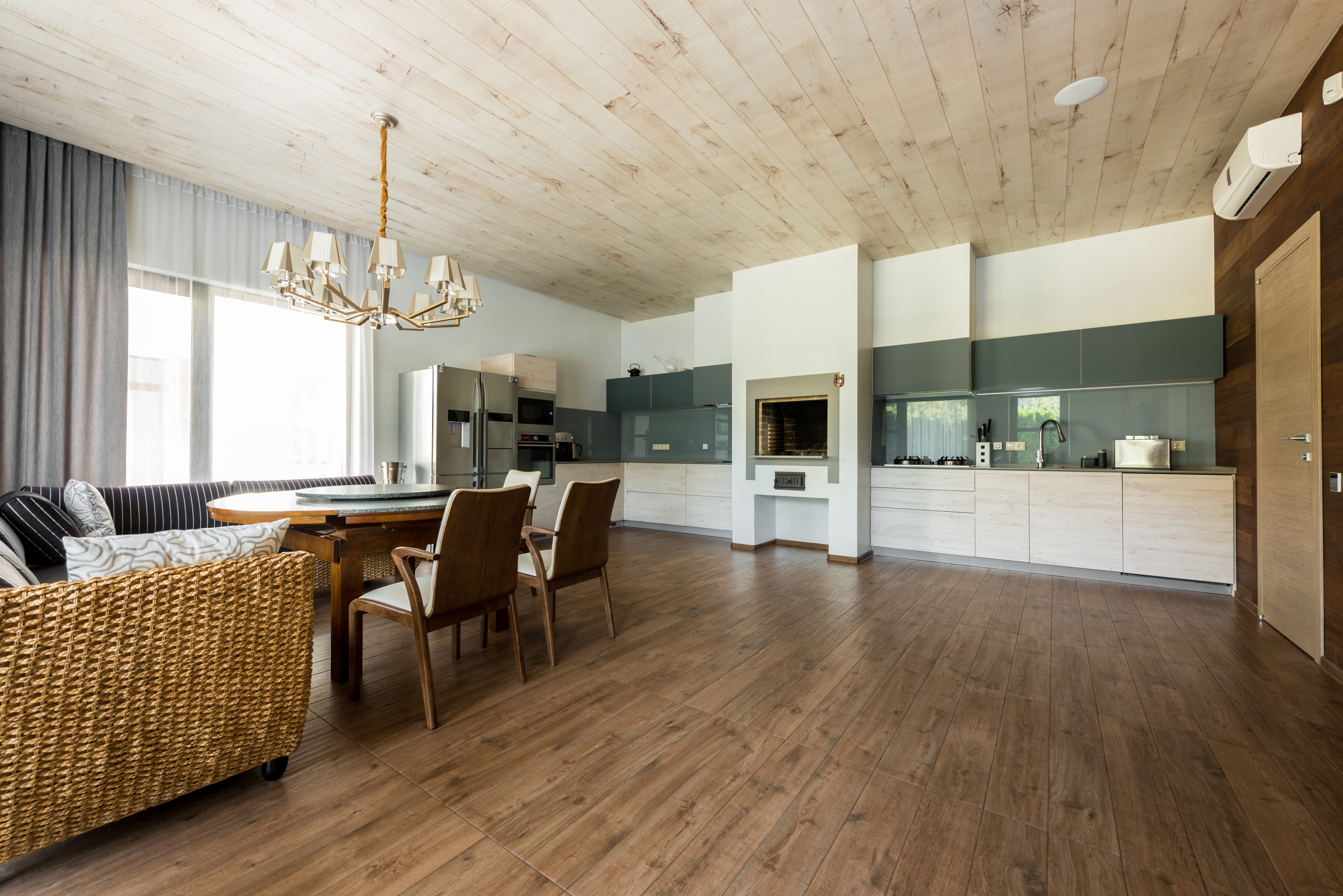 Cocina comedor piso madera · Piso SPC MCUADRA² Costa Rica